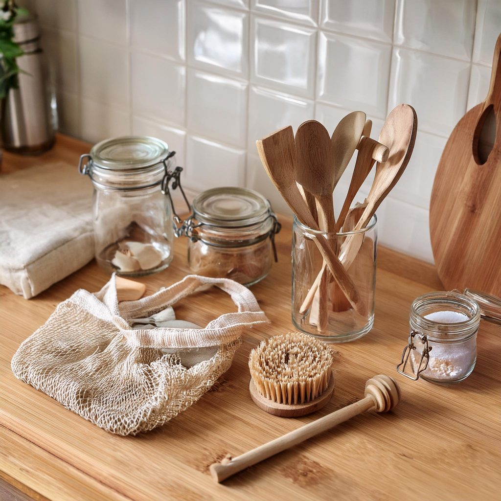 Zero-Waste-Küchenutensilien auf Holzarbeitsplatte