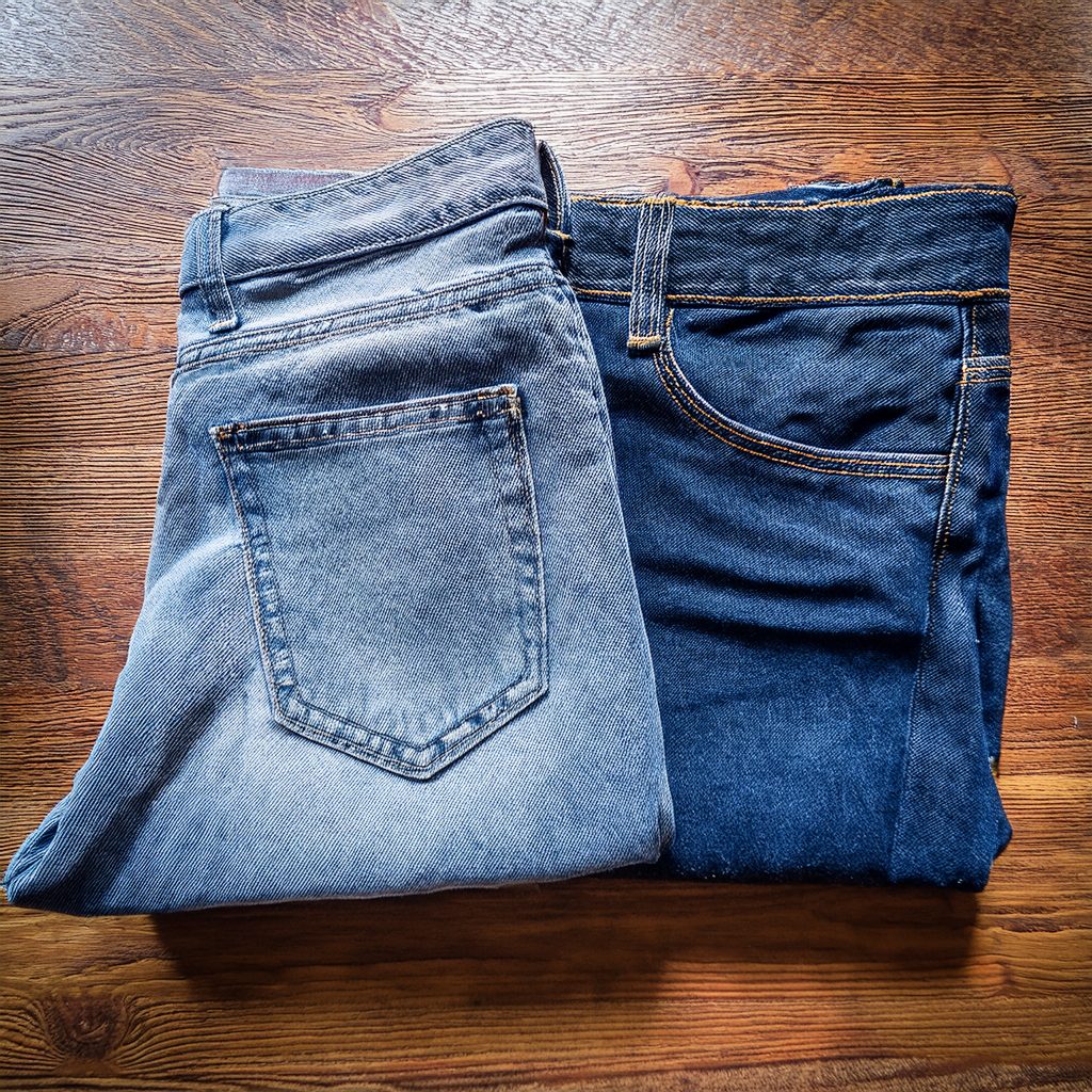 Vergleich: Langlebige Bio-Baumwoll-Jeans neben abgenutzter Fast-Fashion-Jeans