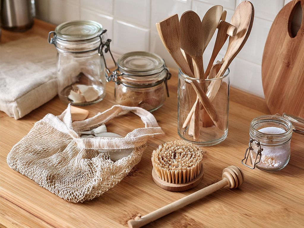 Küchen Tresen mit Glasbehältern und Stoffbeuteln für plastikfreies Einkaufen und Zero Waste Utensilien