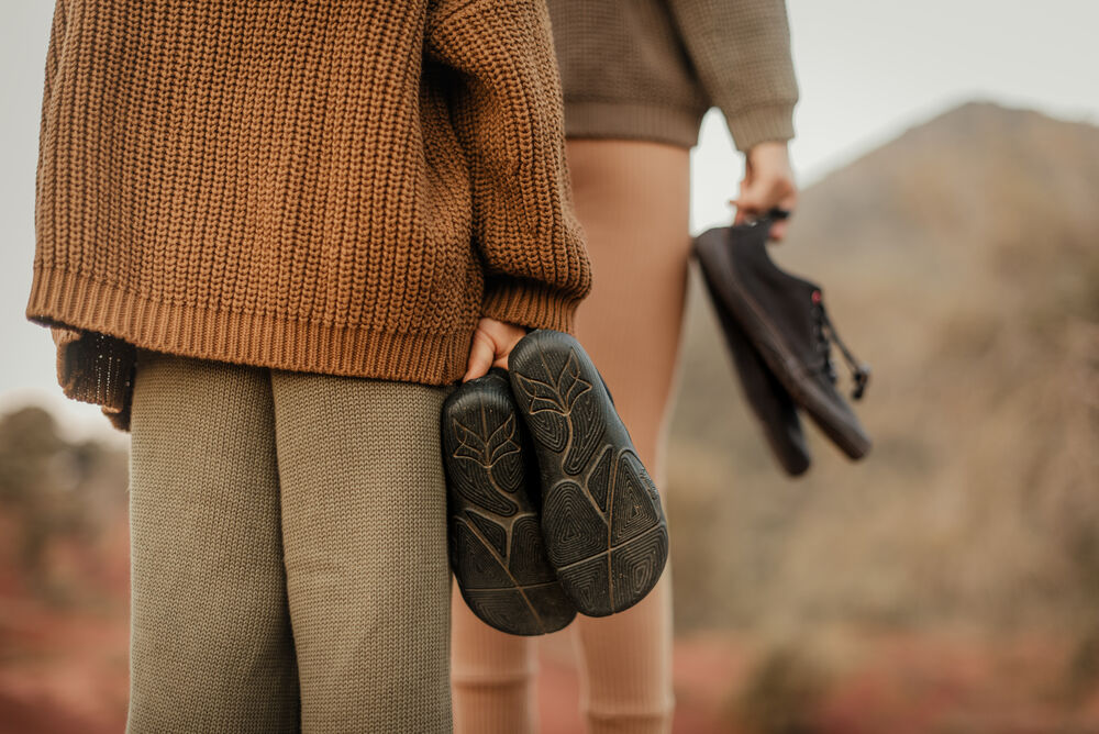 Person mit Wildling Minimalschuhen in natürlicher Umgebung